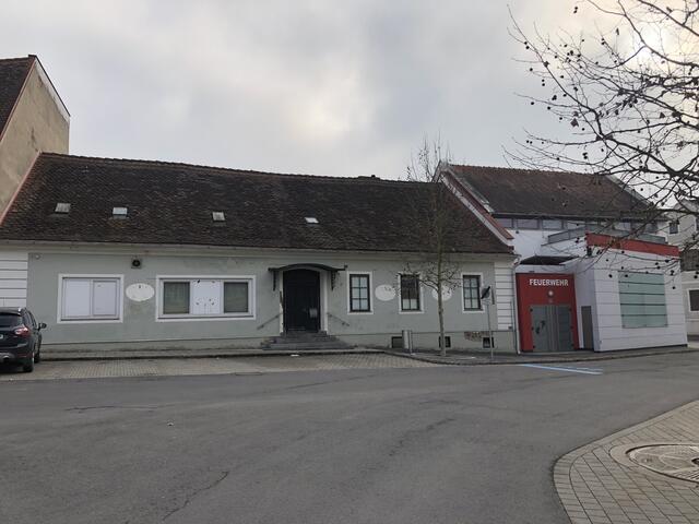 Endlich! Auf dem Hauptplatz von Fehring wird die sogenannte "Südkurve" einer Tagesbetreuungseinrichtung weichen. | Foto: WOCHE