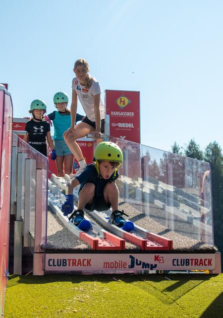 Volle Konzentration beim Absprung. Die Kinder hatten großen Spass mit der mobilen Schanze | Foto: ÖSV/Derganc