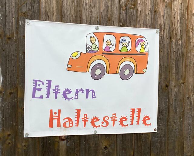 Eltern-Taxi-Haltestelle in Ranna, Mühlviertel, als Vorbild für Thalheim. | Foto: Grüne