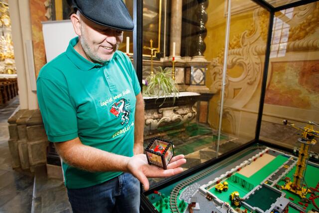 Spaß: Hannes Schiestl arbeitet an einer Lego-Version der Basilika Mariatrost.