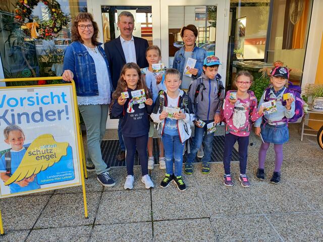 Veronika Stiedl, Martin Frühwirth und Schulleiterin Brigitte Prock (hinten, v.l.) mit Chiara Hagn, Maja Peciakowska, Florian Klima, Leon Anderst, Karoline Tüchler und Livia Anderst (v.l.) | Foto: Marktgemeinde Arbesbach