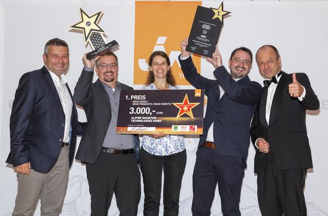 Die Gewinner in der Kategorie "Neue Ideen - neue Produkte - neue Märkte" - die Alpine Quantum Technologies GmbH: David Vettese, Thomas Monz, Christine Maier, Juris Ulmanis und Peter Kayatz (v.l.).