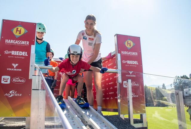 Sara Marita Kramer stand den Kindern mit hilfreichen Tipps zur Seite  | Foto: ÖSV/Derganc