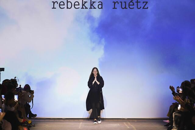 Die Kreationen der Tiroler Designerin Rebekka Ruetz fanden in Berlin großen Anklang.  | Foto: Getty Images