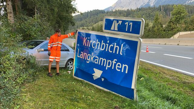 Beim Unfall auf der A12 Höhe Langkampfen ist ein erheblicher Sachschaden am Fahrzeug und an der Beschilderung entstanden. | Foto: ZOOM.Tirol