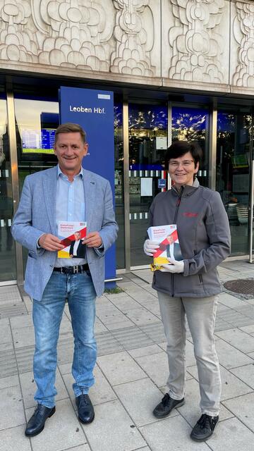 Bürgermeister Kurt Wallner und Stadträtin Birgit Sandler freuen sich über die massive finanzielle Entlastung für PendlerInnen, die das steirische Klimaticket bringt.  | Foto: SPÖ RO Leoben-Eisenerz