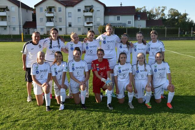 Das neuformierte U17-Mädchenfußballteam der HAK Stegersbach absolvierte ihr erstes Meisterschaftsspiel überhaupt: Julia Heissenberger, Rojda Antlitzhofer, Katharina Gansterer, Magdalena Biechl, Laura Nagl, Clara Riegler, Marie-Kristin Leitner (vorne); Harald Rechberger (Co-Trainer), Vanessa Beiglböck, Anna Schwahofer, Emma Schrammel, Alina Hareter, Leni Stubits, Leonie Windisch, Katharina Trenker | Foto: Michael Strini
