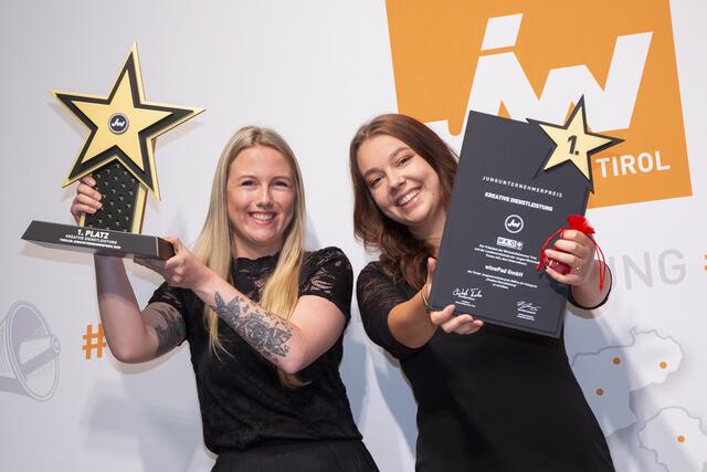 Die Sieger in der Kategorie "Kreative Dienstleistung": Caroline Muck und Sara Hofer von der winePad GmbH (v.l.).