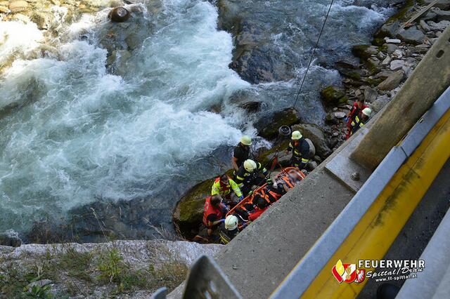  Der verunfallte Wiener wurde von der Feuerwehr Spittal mittels HIAB und Seil aus der Lieser geborgen. | Foto: Feuerwehr Spittal/Drau 