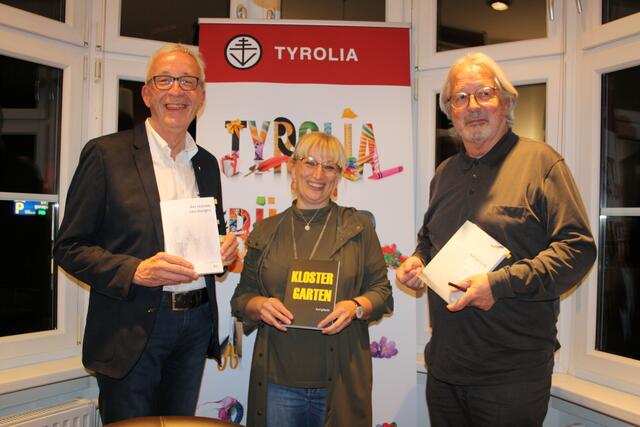 Freuten sich über eine gelungene Buchpräsentation: Bgm. Herbert Mayer, Ingeborg Strobl (Filialleiterin Tyrolia Landeck) und Autor Karl Gitterle, (v.l.).  | Foto: Elisabeth Zangerl 