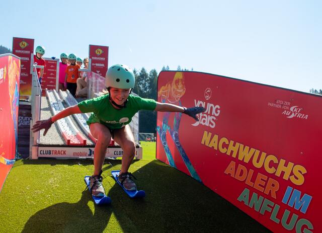 Nach ein paar Sprüngen klappts auch mit dem Telemark  | Foto: ÖSV/Derganc