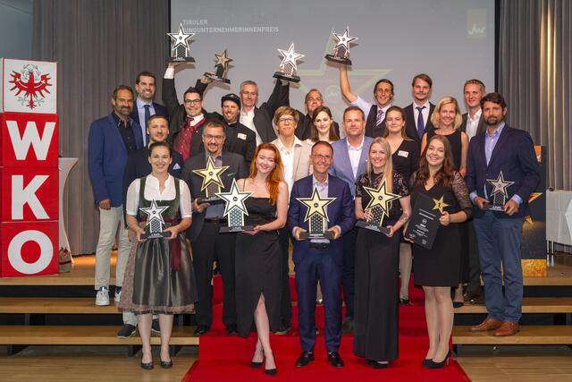Das lange Warten hat sich gelohnt. Alle Preisträger des Tiroler Jungunternehmerpreises 2020 am walk of fame - gemeinsam mit Präsident Christoph Walser (2. Reihe ganz links), dem Landesvorsitzenden der Jungen Wirtschaft Tirol, Dominik Jenewein (dritte Reihe ganz links) sowie Claudia Rieser, Geschäftsführerin der Jungen Wirtschaft Tirol (2. Reihe, 5.v.r.) und Wolfgang Lamprecht vom WIFI Tirol (3. Reihe ganz rechts).