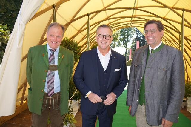 LAbg. Erwin Dirnberger, Bgm. Helmut Linhart und BH Hannes Peißl vor der Eröffnung | Foto: Almer