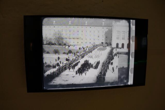 Alte Filmaufnahmen von Peter Mürzl sen. zeigen den Besuch der Queen Elizabeth im Gestüt. | Foto: Almer