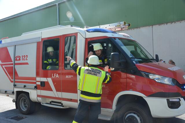 Zahlreiche Einsatzkräfte übten heute verschiedenste Szenarien für den Ernstfall.  | Foto: RMK