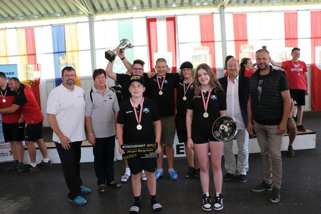 Harald Wade, Elfriede Ettl (li) sowie Helmut Stubenberger und Robert Tulnik mit dem U16-Siegerteam vom LV Steiermark. | Foto: Edith Ertl