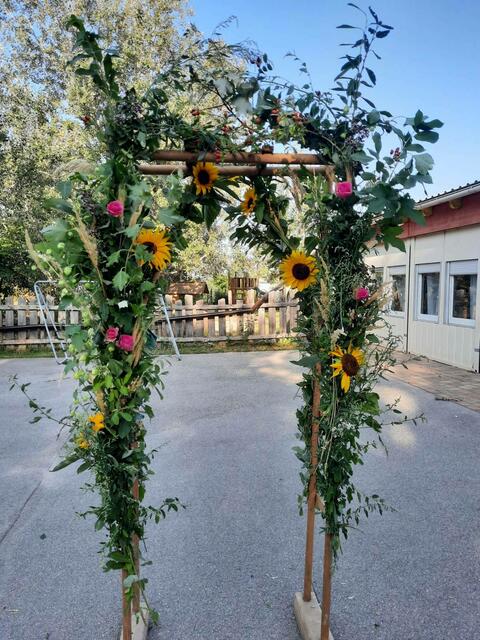 Der "Willkommensbogen", gemschmückt mit Blumen