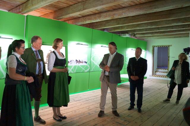 Wolfgang Neubauer vom Ludwig Boltzmann-Institut für Archäologie führte die Prominenz durch das Mueseum. | Foto: Almer