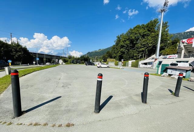 Am Stadteigenen parkplatz vor dem Tennisstadion wird der Containerbau errichtet. | Foto: Kogler
