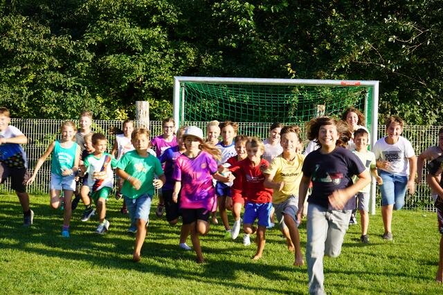 Am Ballspielplatz in Weiden am See: Die Freude war riesengroß. | Foto: Andrea Glatzer