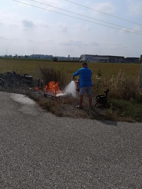 Hier muss der Löscher sich bewähren. Zu bekämpfen ist ein Dieselbrand, der auch in eine Garage vorkommen kann. | Foto: Hans RÜdiger Scholl
