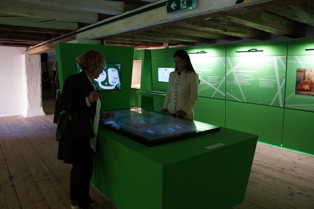 Selbst Sonja Klima konnte den Blick von den digitalisierten Installationen nicht lassen. | Foto: Almer