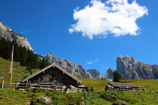 Die Stuhlalm ist Ausgangspunkt für zahlreiche Wander- und Klettertouren rund um den Gosaukamm. Rechts daneben die Bischofsmütze. | Foto: Maria Tiefenbacher-Schöndorfer