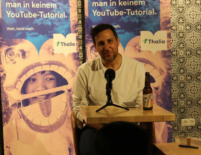 Roman Klementovic schafft es auch in seinem neuesten Thriller seine Leserschaft mit auf eine Reise des Grauens zu nehmen.  | Foto: Sabine Ivankovits