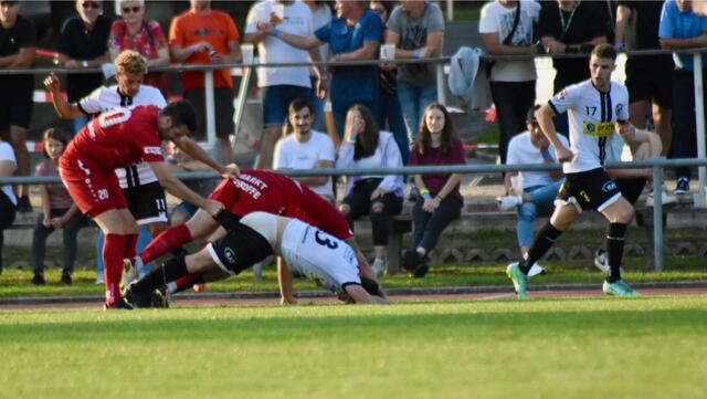 Bad Gams und Bad Schwanberg schenkten sich nichts – nicht einmal die Hosen von Gegner und Mitspieler. | Foto: Michl
