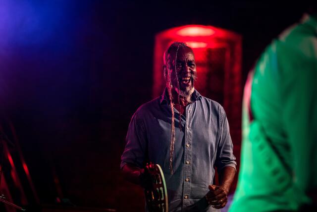 Der US-Amerikaner Rick Tolden, Sänger der Raphael Wressnig’s Soul Gift Band, beehrte am 11. September "Lukas &amp; Lydia machen Musik" in Buchkirchen. | Foto: Karl Fluch www.f16plus.com