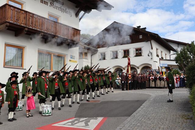 Die Schützenkompanie Serfaus beim Abfeuern der Ehrensalve.