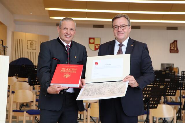 Anlässlich des 800-Jahr-Jubiläums überreichte LH Günther Platter (re.) Bgm. Paul Greiter ein historisches Schriftstück.