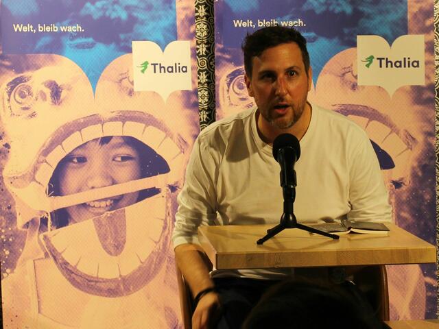 Roman Klementovic schafft es auch in seinem neuesten Thriller seine Leserschaft mit auf eine Reise des Grauens zu nehmen.  | Foto: Sabine Ivankovits