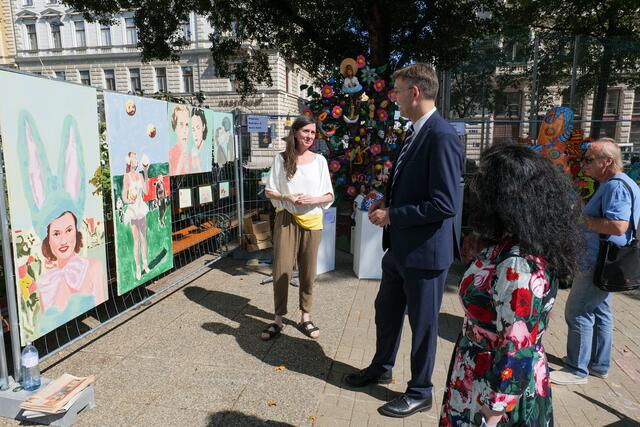 Bezirksvorsteher Markus Figl war sichtlich angetan von den zahlreichen und ganz unterschiedlichen Werken.