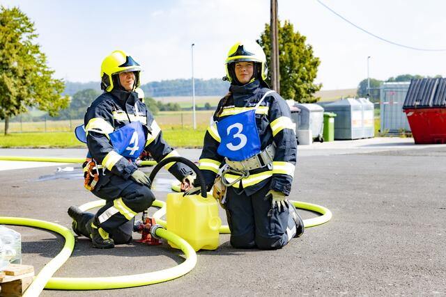 Beim Zumischen des Schaummittels für den Löschschaum. | Foto: Erwin Leimlehner
