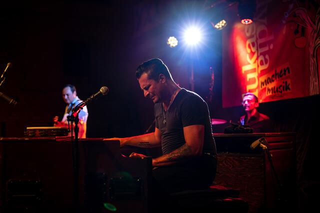 Raphael Wressnig ist durch sein einzigartiges, druckvolles Spiel auf der Original Vintage Hammond zum Inbegriff eines modernen Hammond-Organisten geworden. Er war begeistert von der Stimmung und dem Ambiente des "Lukas &amp; Lydia machen Musik" in Buchkirchen. | Foto: Karl Fluch www.f16plus.com