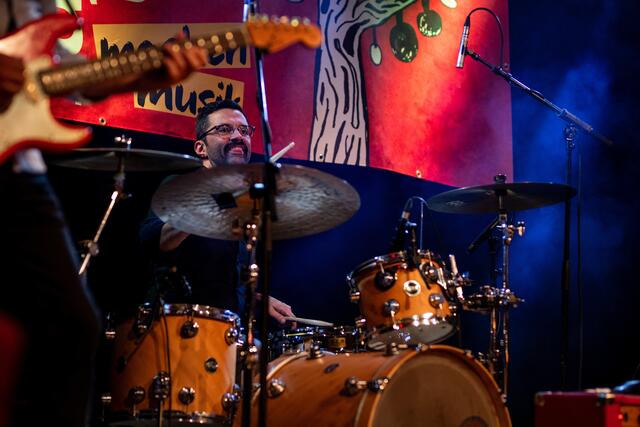 Der Linzer Florian Kasper, ein Garant für „Fatback-Drums, spielte Freitag Abend noch mit "Parov Stelar" und zündete am Samstag das Klangfeuerwerk bei "Lukas &amp; Lydia machen Musik" in Buchkirchen mit Raphael Wressnig &amp; The Soul Gift Band  | Foto: Karl Fluch www.f16plus.com