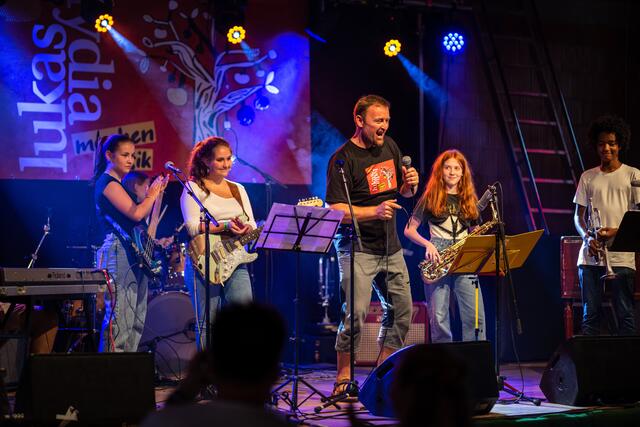 Franz Mittermayr, Organisator und Obmann des Vereins Pro Bono Publico, mit "The Tonebusters", die um 18.30 Uhr "Lukas &amp; Lydia machen Musik" eröffneten. Im Juni 2021 erhielt die Band einen ersten Preis beim Landeswettbewerb "podium.jazz.pop.rock" und wird im Oktober beim Bundeswettbewerb in Wien teilnehmen. | Foto: Karl Fluch www.f16plus.com