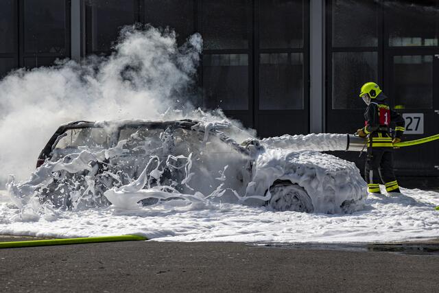 Angriff mit Löschschaum | Foto: Erwin Leimlehner