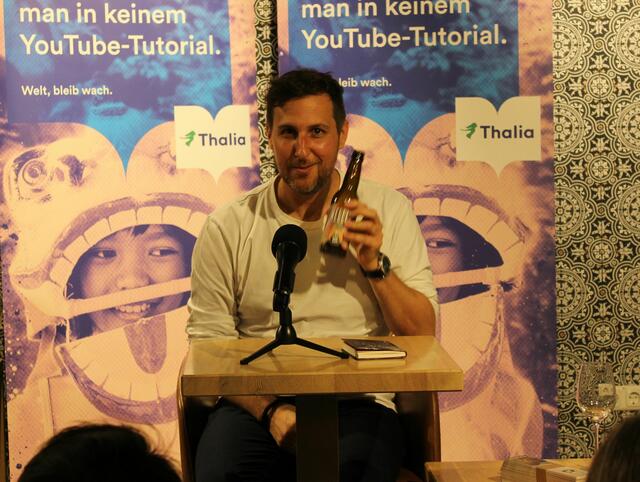 Roman Klementovic schafft es auch in seinem neuesten Thriller seine Leserschaft mit auf eine Reise des Grauens zu nehmen.  | Foto: Sabine Ivankovits