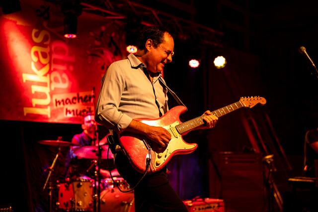 Enrico Crivellaro, ein stilprägender Gitarrist im Blues, spielte mit Raphael Wressnig’s Soul Gift Band in Buchkirchen bei "Lukas &amp; Lydia machen Musik". | Foto: Karl Fluch www.f16plus.com