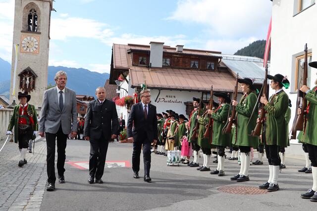 Festakt anlässlich des Tages der Dorfgemeinschaft und des Dorfjubiläums: BH Markus Maaß, Bgm. Paul Greiter und LH Günther Platter (v.li.) beim landesüblichen Empfang in Serfaus.