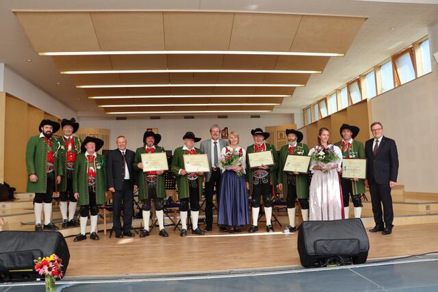Ehrungen der Schützenkompanie Serfaus: Christoph Jung, Alois Pedross, Christian Partl, Bgm. Paul Greiter, Alois Monz, Alois Erhart, BH Markus Maaß, Annelies Mungenast, Herbert Mungenast, Gebhard Monz, Petra Oberacher, Michael Oberacher und LH Günther Platter (v.li.)