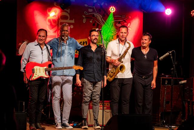 Raphael Wressnig (r.) &amp; The Soul Gift Band Enrico Crivellaro, Rick Tolden und  Florian Kasper (v. l.) holten Andi See (2. v. r.) als Gast auf die Bühne von "Lukas &amp; Lydia machen Musik", die zu einer Schnittstelle von Soul, Blues und Funk-Rhythmen wurde. 
 | Foto: Karl Fluch www.f16plus.com