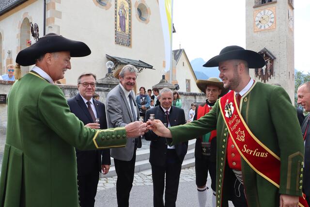 Hauptmann Alois Pedross, LH Günther Platter, BH Markus Maaß, Bgm. Paul Greiter, Sven Knoll und Florian Pittl von der MK Serfaus (v.li.).
