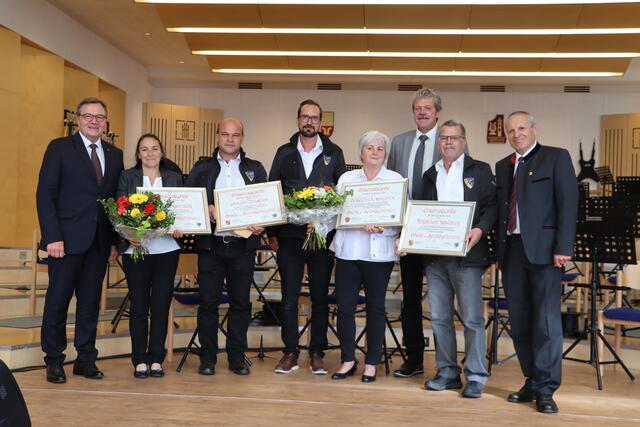 Ehrungen des SC Serfaus: LH Günther Platter, Bettina Rietzler, Philipp Waldner, Christian Kirschner, Dorothea Waldner, BH Markus Maaß, Ferdinand Waldner, Bgm. Paul Greiter (v.li).