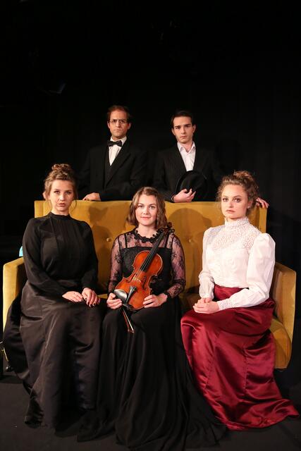 Felix Krasser, Samuel Pock, Viktoria Scharinger (als alte Alma), Dominika Witowicz und Gina Christof (als junge Alma) | Foto: Barbara Palffy