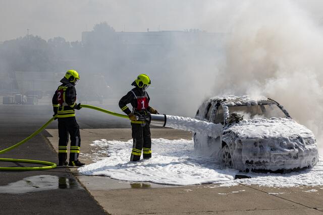 Löschschaum, der das Feuer erstickt, und das Fahrzeug kühlt. | Foto: Erwin Leimlehner