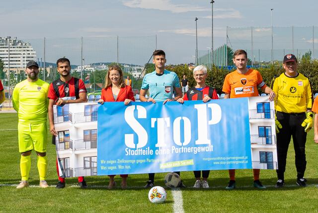Fair Play ist den Fußballern nicht nur am Spielfeld wichtig.