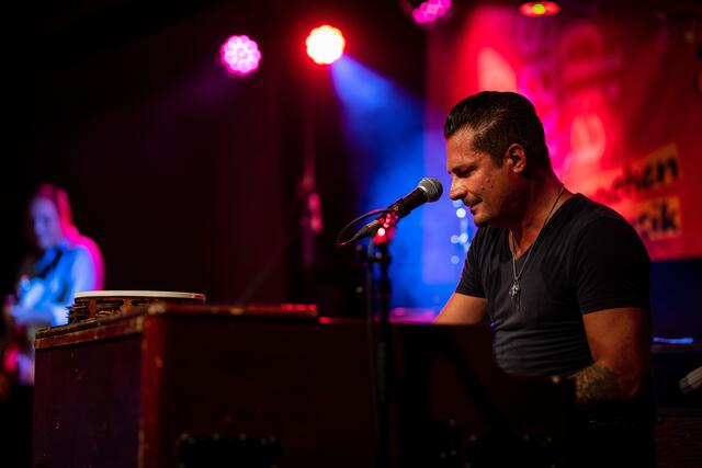 Raphael Wressnig's Soul Gift Band verbindet zeitgemäßes Rhythmusgefühl mit rohen Roots-Sounds und zeigt, wie viel Seele und Groove in modernem Soul und Blues stecken kann. | Foto: Karl Fluch www.f16plus.com